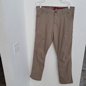 NWOT Wrangler Men’s 36x32 Khaki Performance Cargo Pants Stretch Lightweight Work